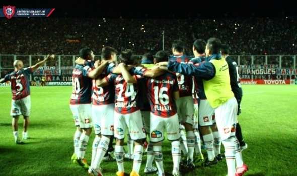 Jogadores do San Lorenzo comemoram a classificação. (Foto: sanlorenzo.com.ar)